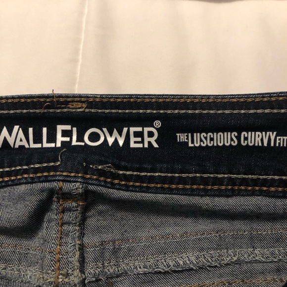 EUC Wallflower “ The Lucious Curvy Fit” Bootcut Jeans Indigo Denim Tint Finish - Picture 9 of 11